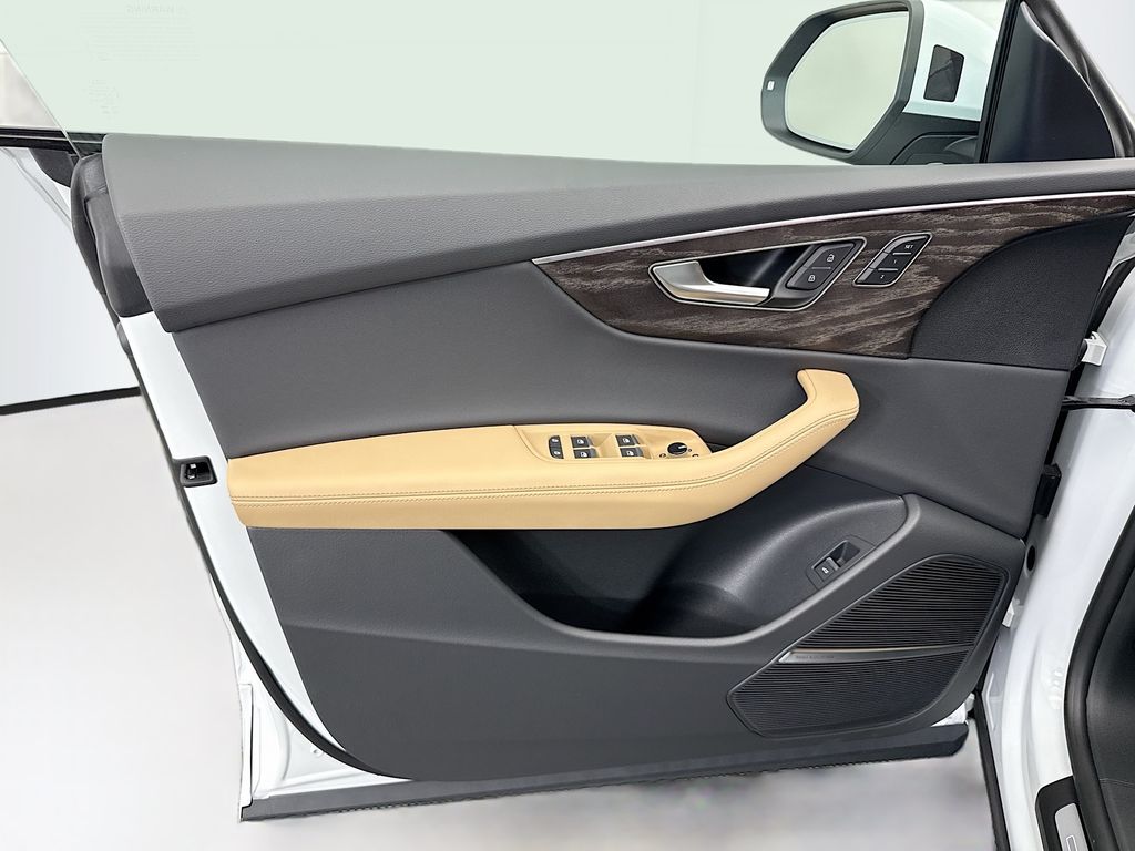 Thumbnail: 2026 Audi Q8 - 23