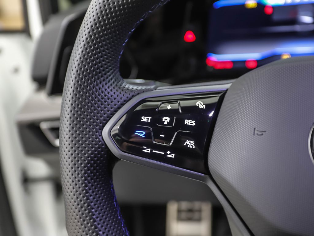 2023 Volkswagen Golf R 12