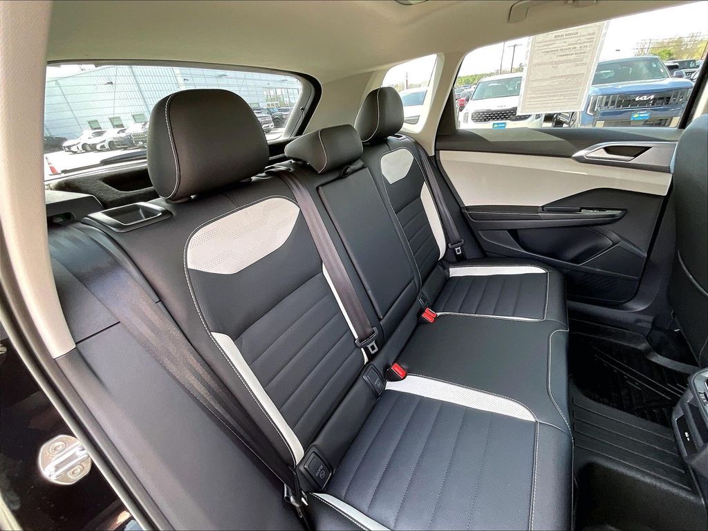 2025 Volkswagen Taos — photo 15