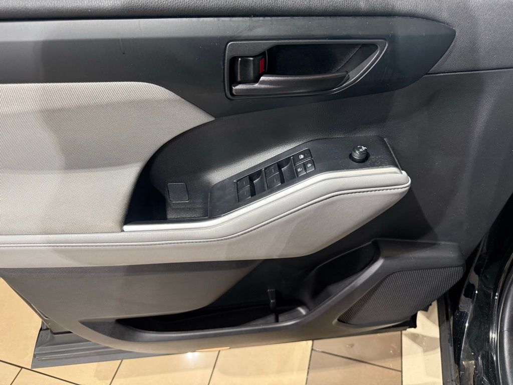 2023 Toyota Highlander LE 17