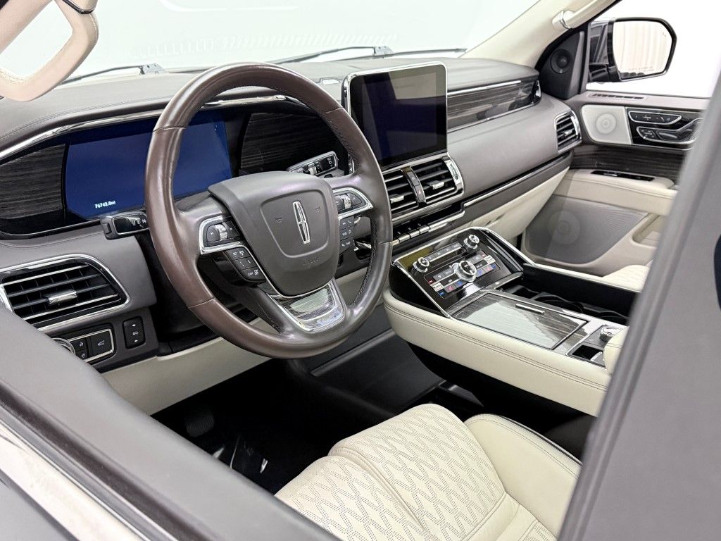 Thumbnail: 2021 Lincoln Navigator - 32