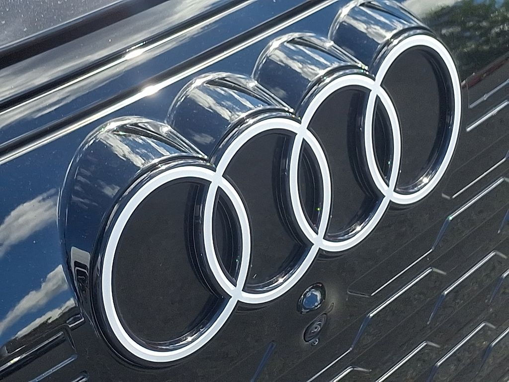 Thumbnail: 2025 Audi Q6 e-tron - 30
