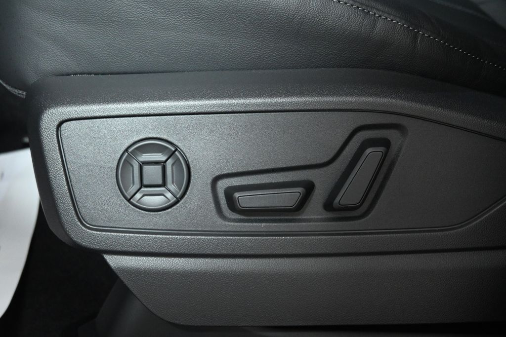 Thumbnail: 2025 Audi Q5 - 25