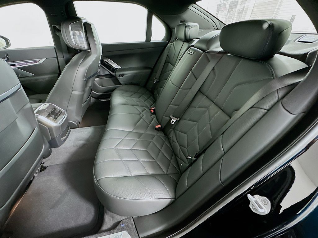 2025 BMW 7 Series 750e xDrive 17