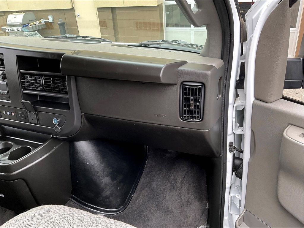 2025 Chevrolet Express 3500 — photo 13