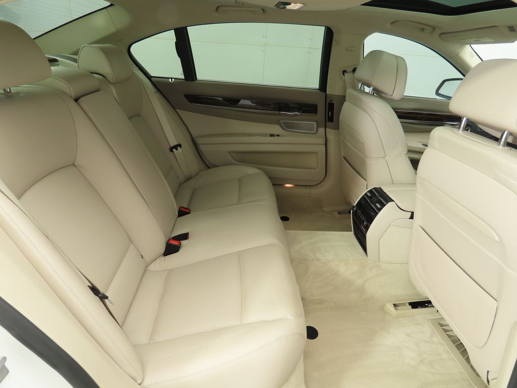 Thumbnail: 2014 BMW 7 Series - 23