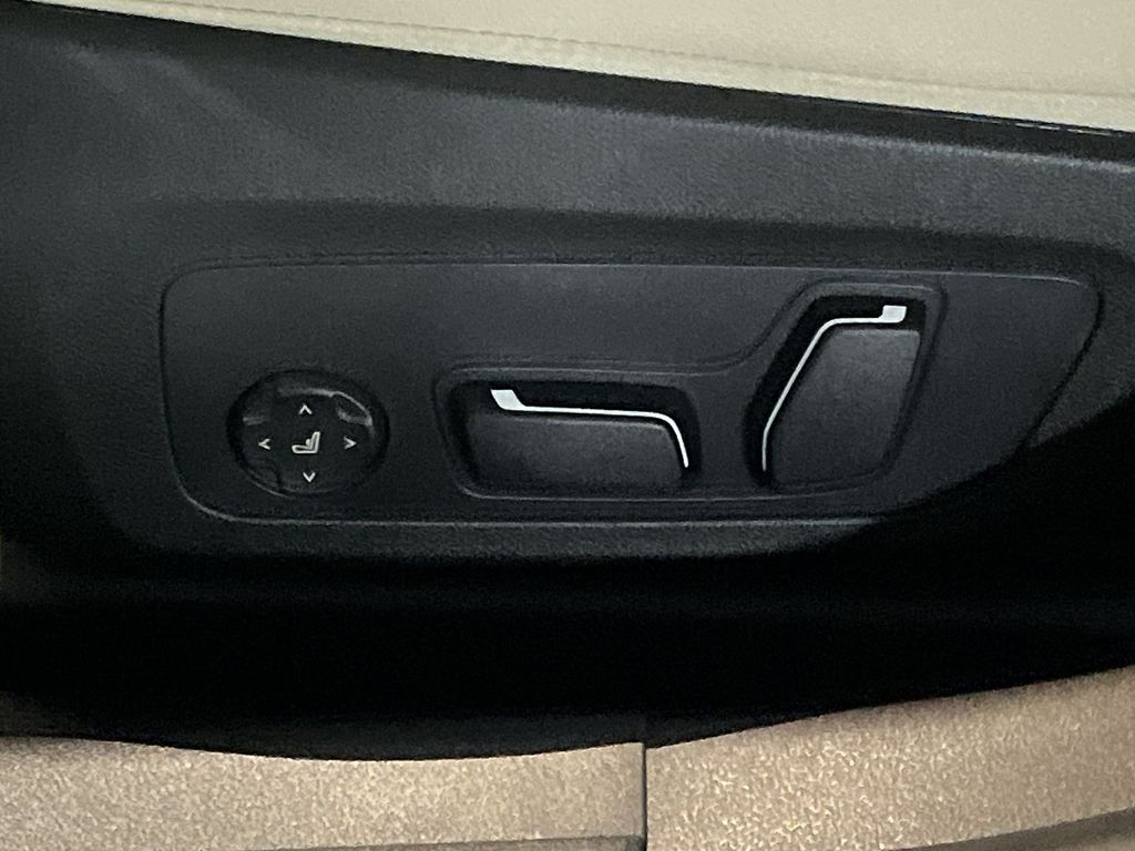 Thumbnail: 2025 BMW 3 Series - 12