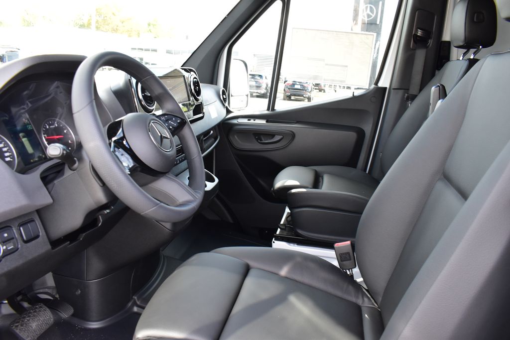 Thumbnail: 2025 Mercedes-Benz Sprinter - 11