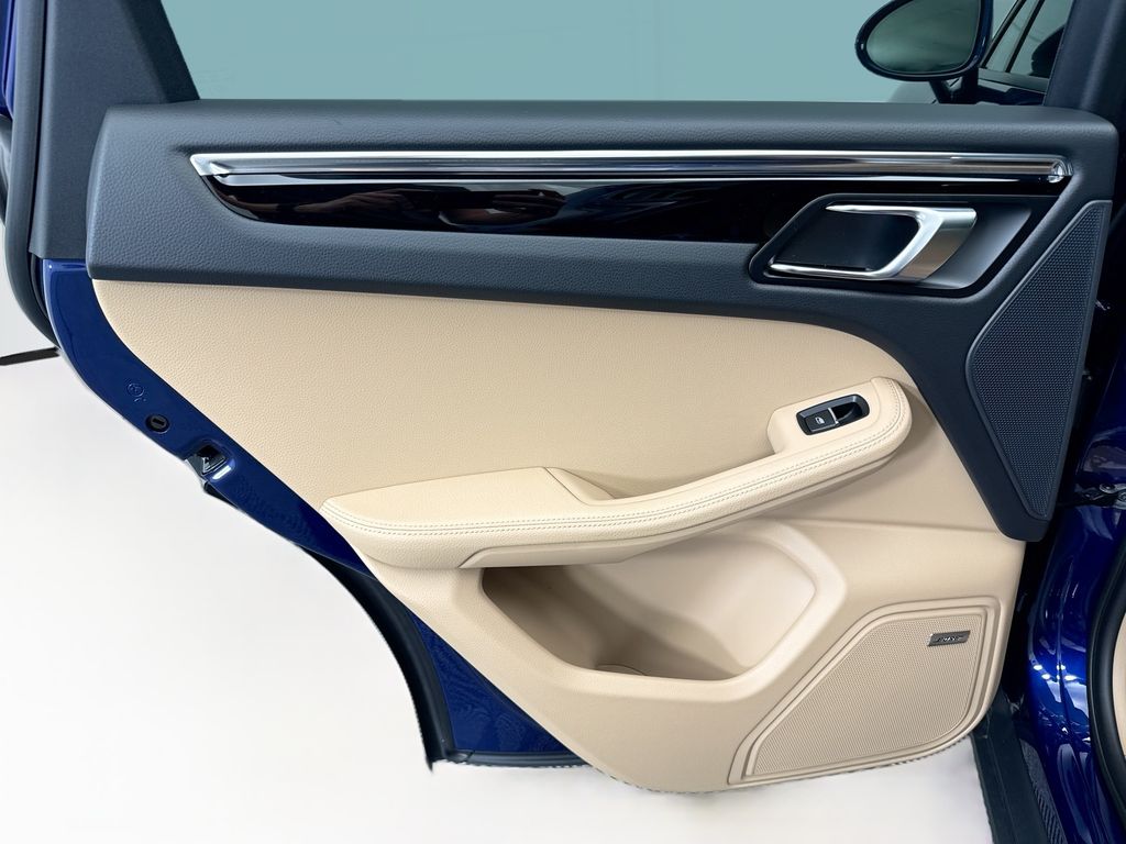 Thumbnail: 2026 Porsche Macan - 27