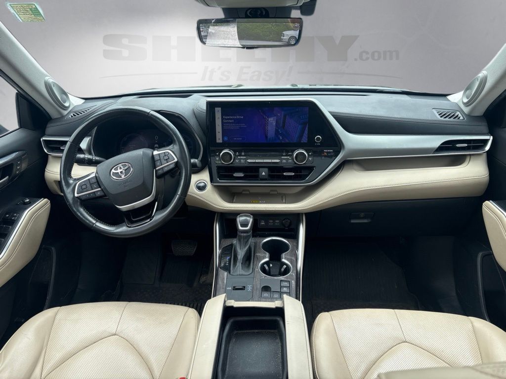 Used 2023  Toyota Platinum image 3