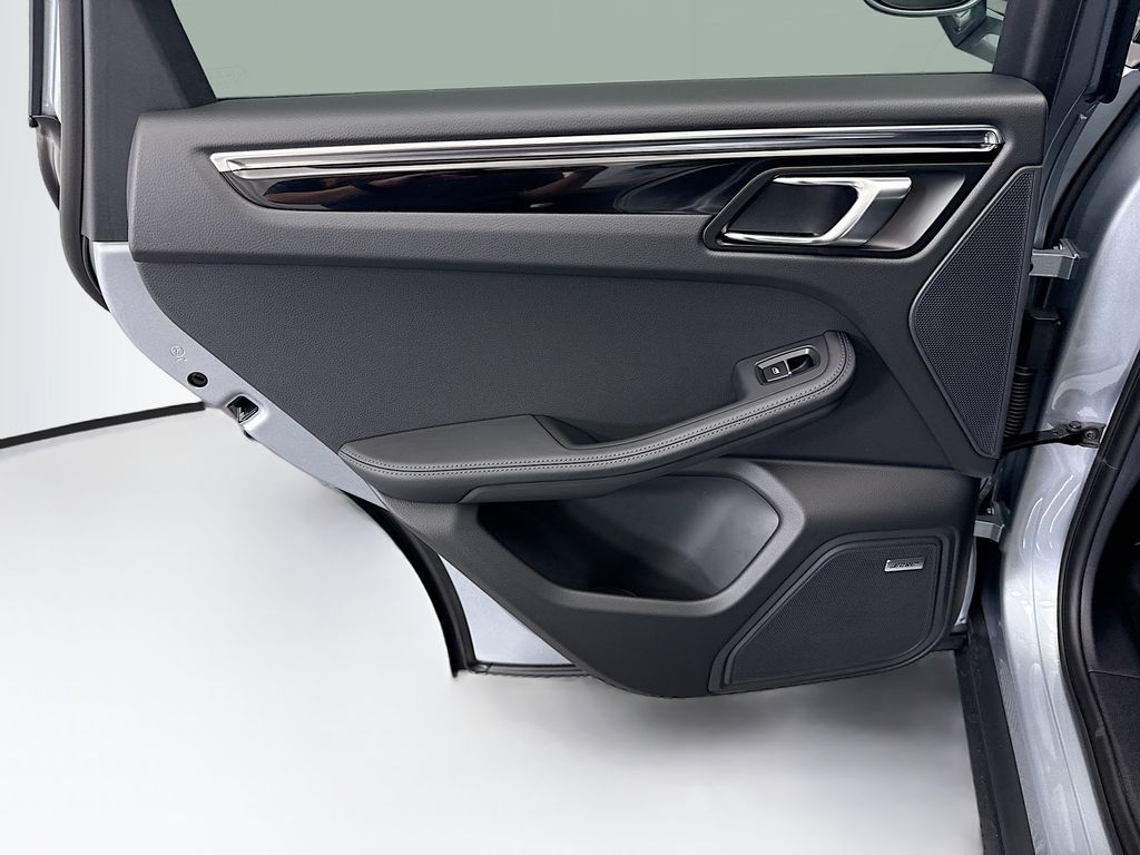 Thumbnail: 2026 Porsche Macan - 27