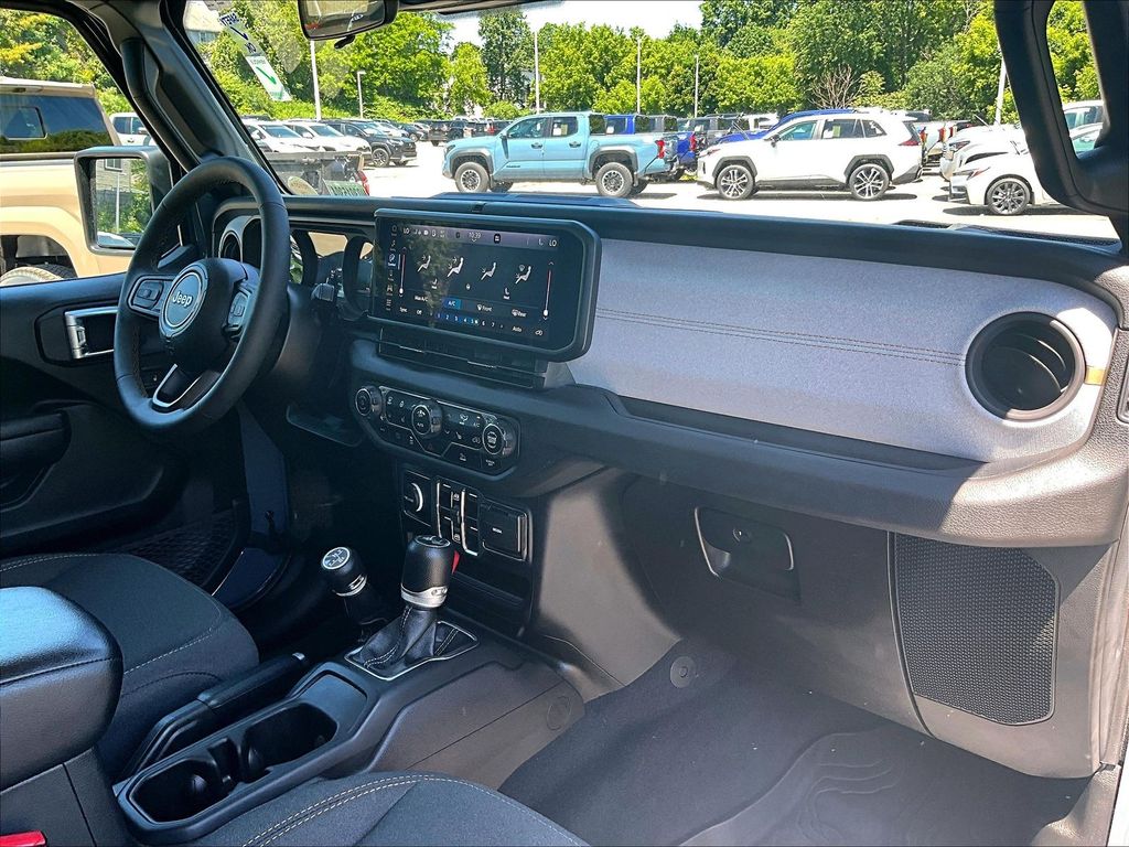 2024 Jeep Wrangler — photo 14