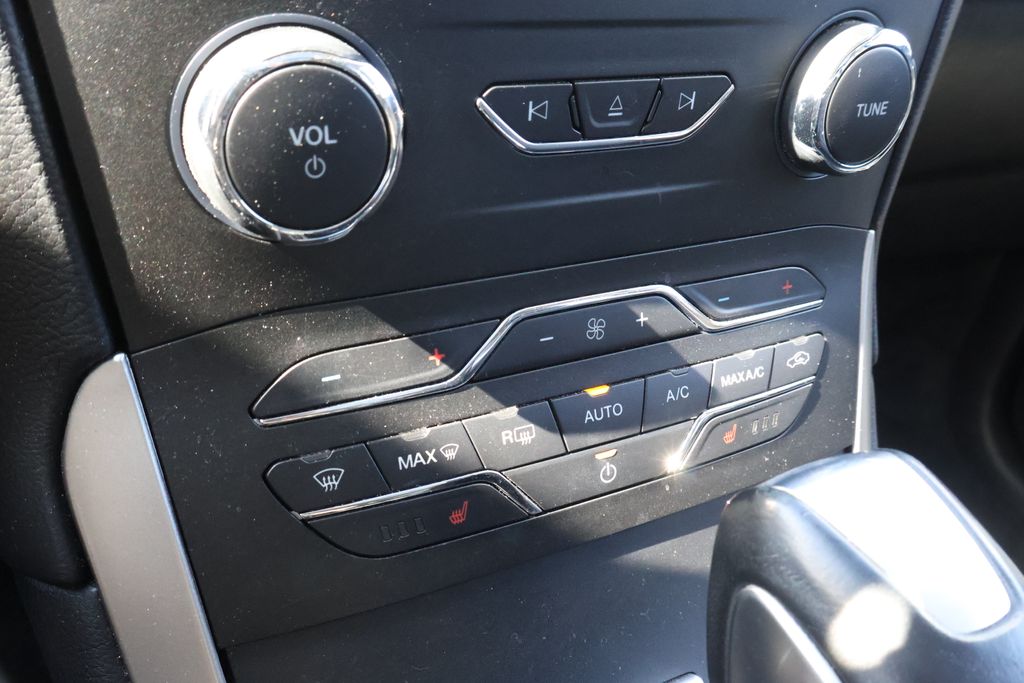 Thumbnail: 2015 Ford Edge - 25