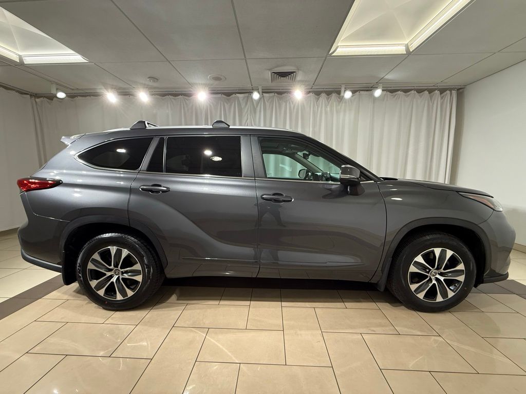 Thumbnail: 2023 Toyota Highlander - 6