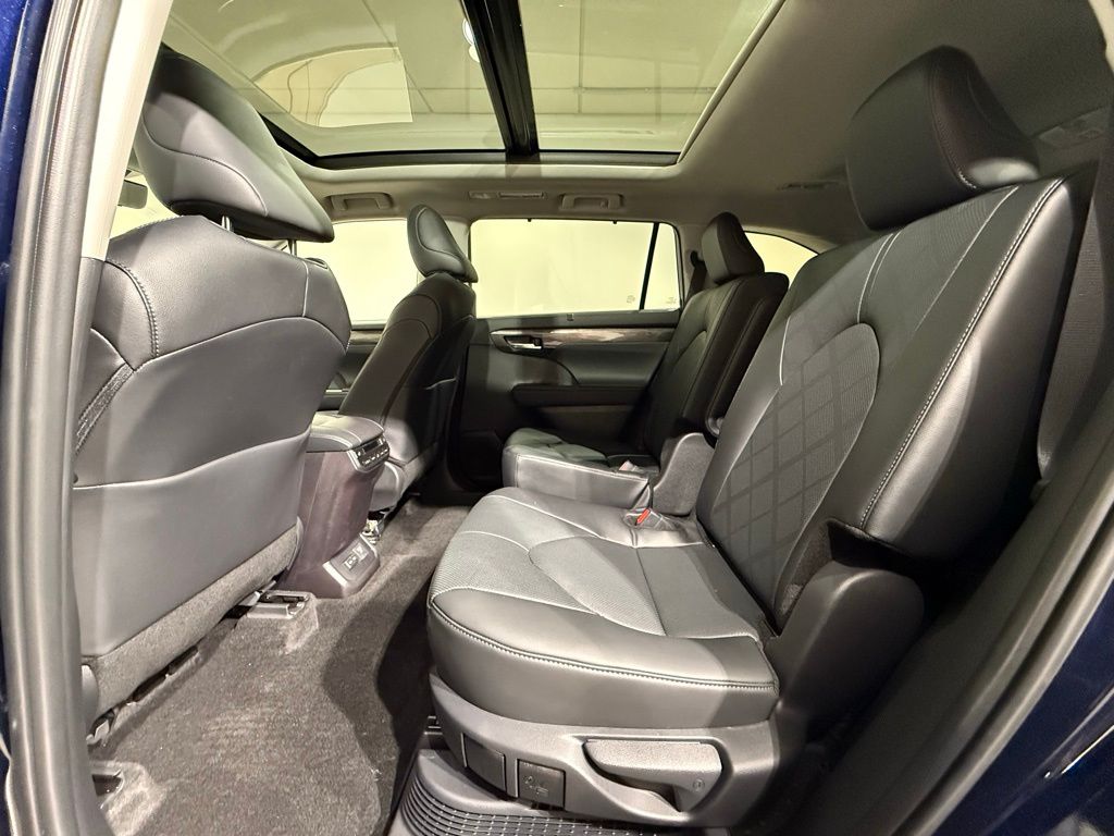 Thumbnail: 2025 Toyota Highlander - 20