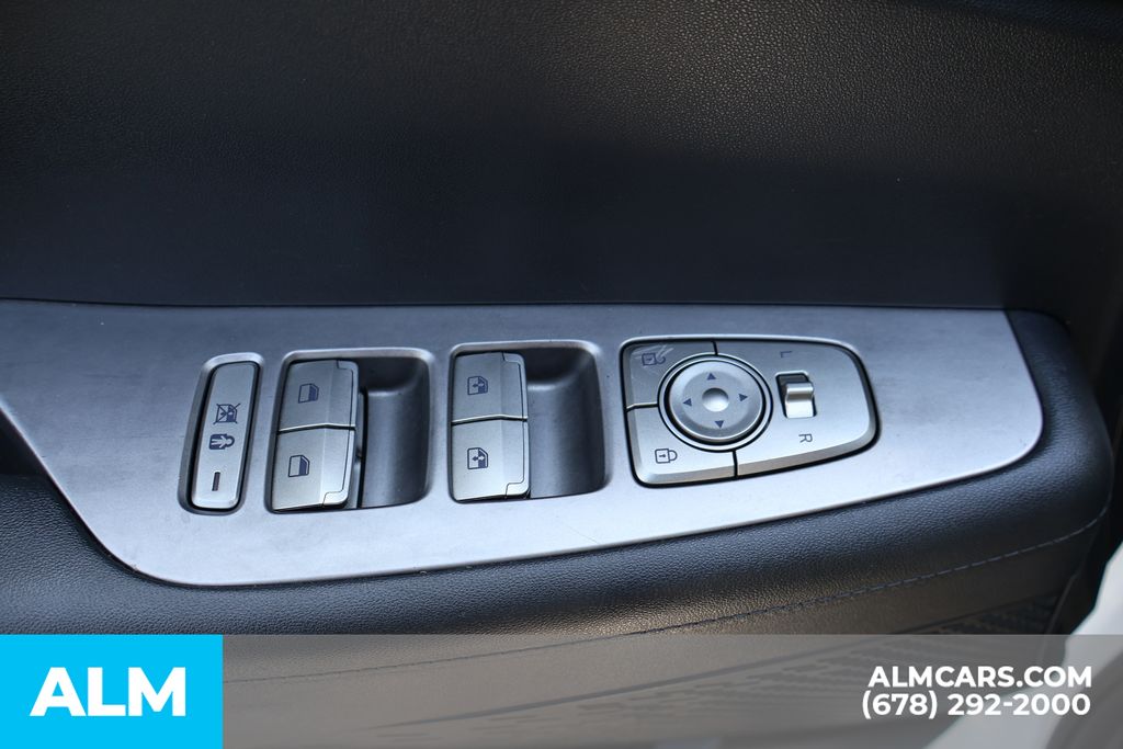 Used 2025 White Hyundai SEL image 11