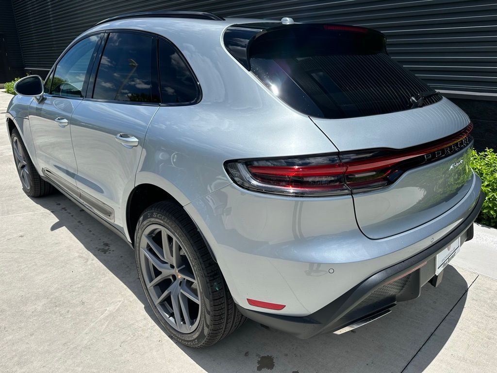 Thumbnail: 2025 Porsche Macan - 3
