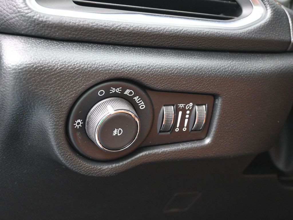 New 2026 Diamond Black Crystal Pearlcoat Chrysler Pinnacle image 15