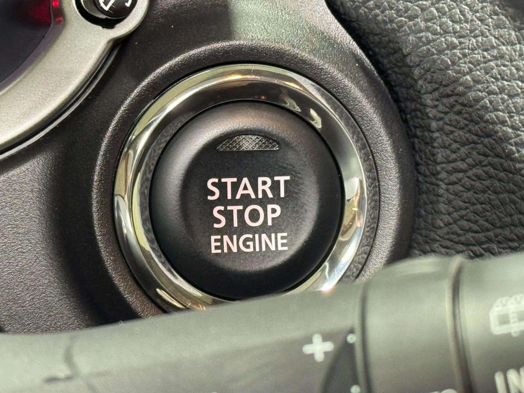 Used 2025 Labrador Black Pearl Mitsubishi SE image 11