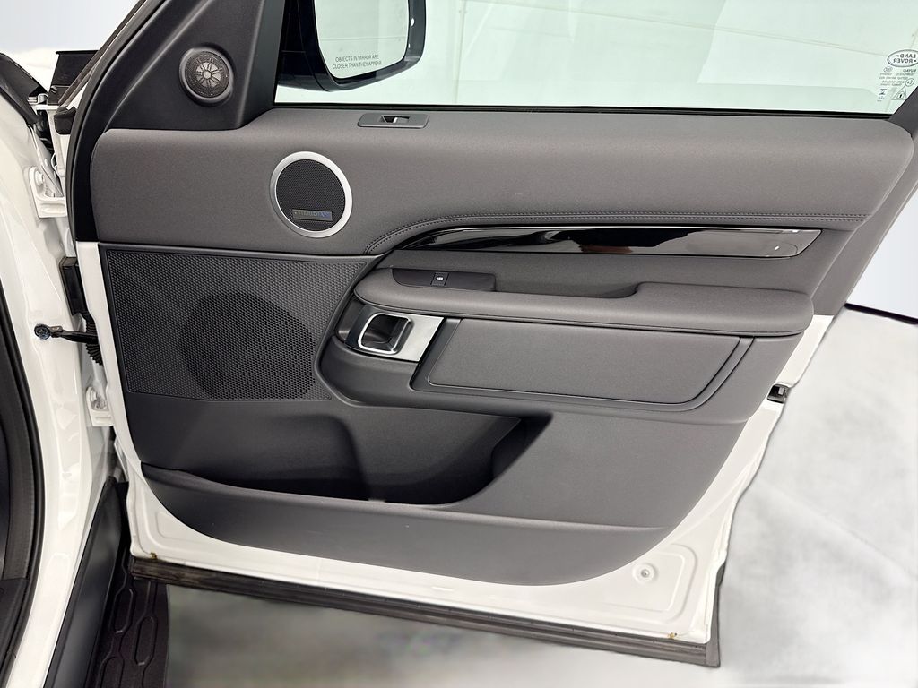 Thumbnail: 2025 Land Rover Discovery - 25