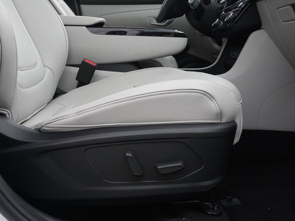Used 2025 White Hyundai Limited image 37