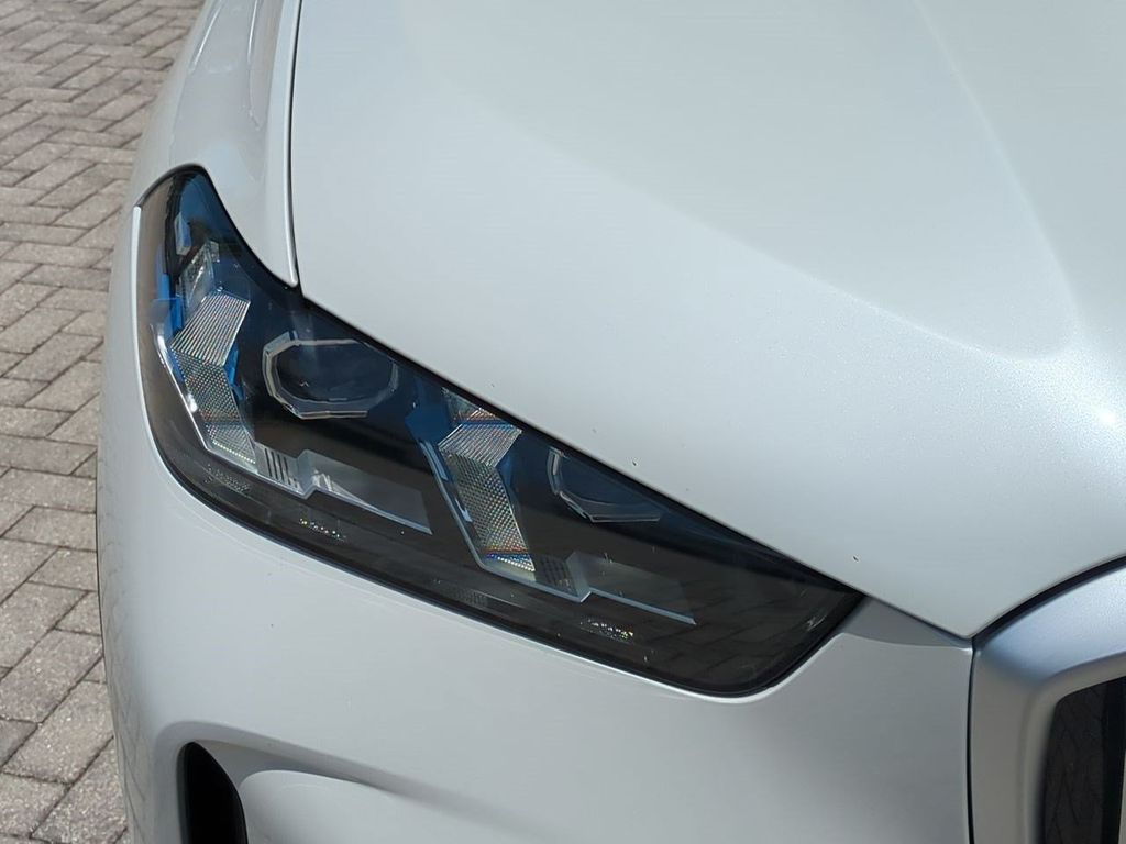 New 2026 White BMW xDrive40i image 10