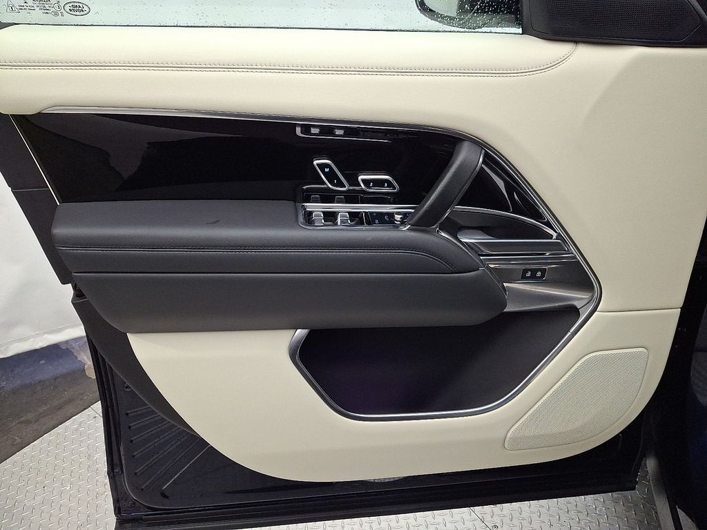 2023 Land Rover Range Rover SE 13