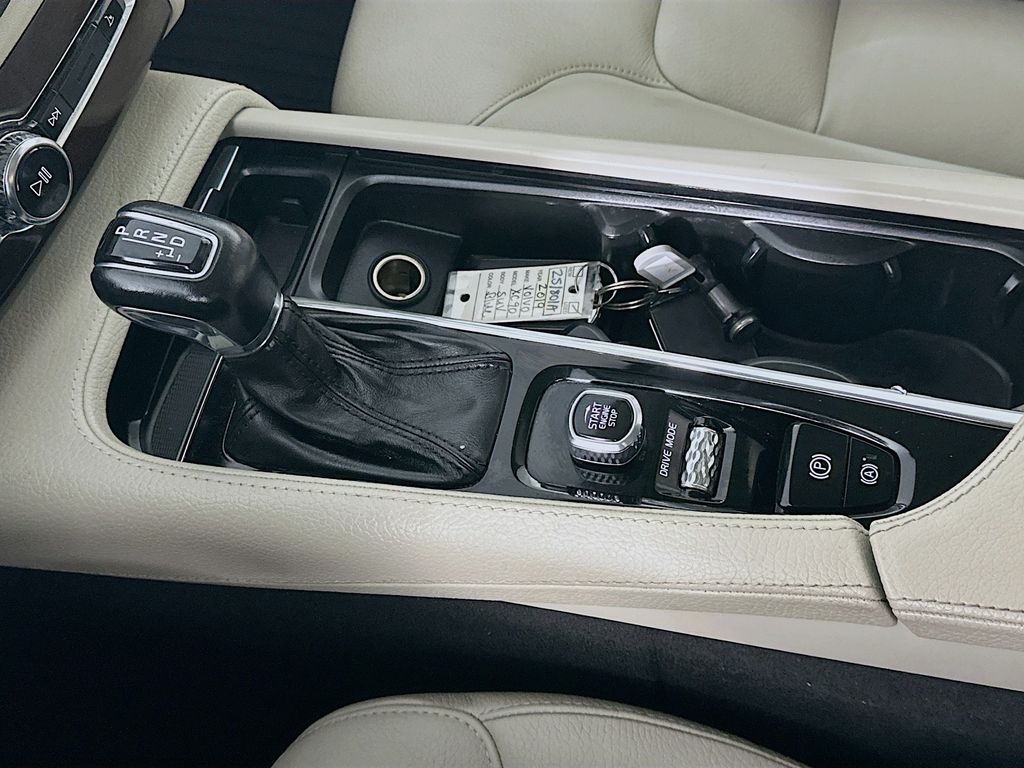 Used 2019 Blue Volvo T6 Momentum image 16