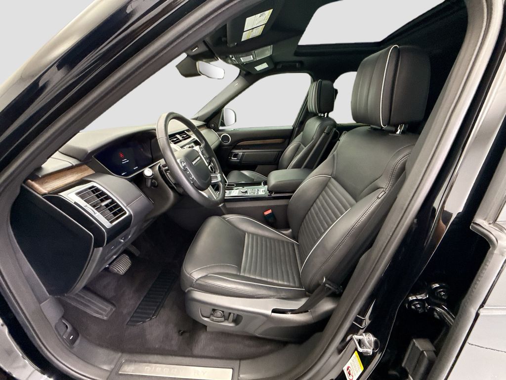 Thumbnail: 2018 Land Rover Discovery - 17