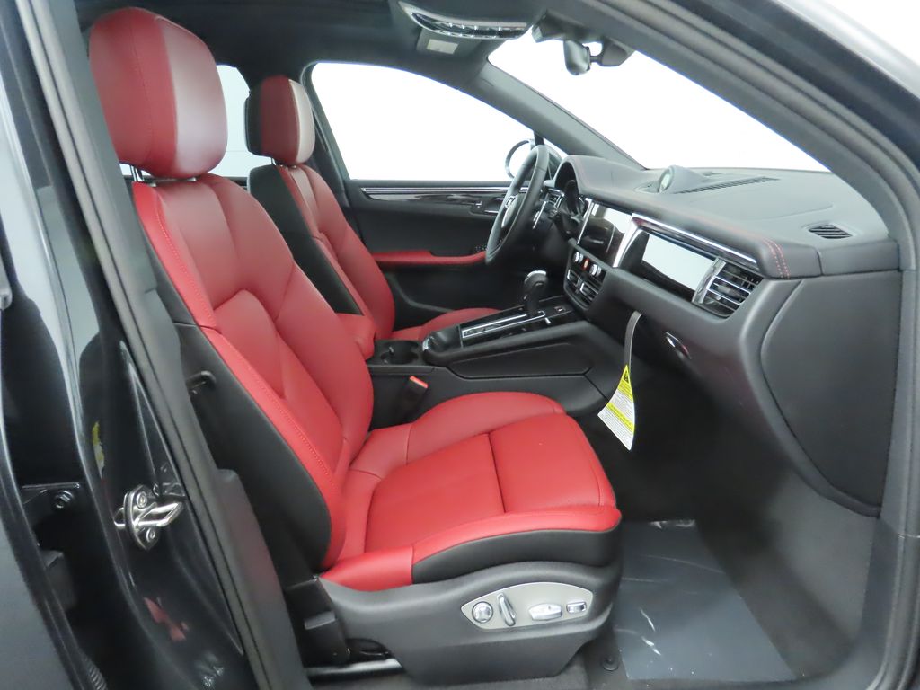 Thumbnail: 2025 Porsche Macan - 23