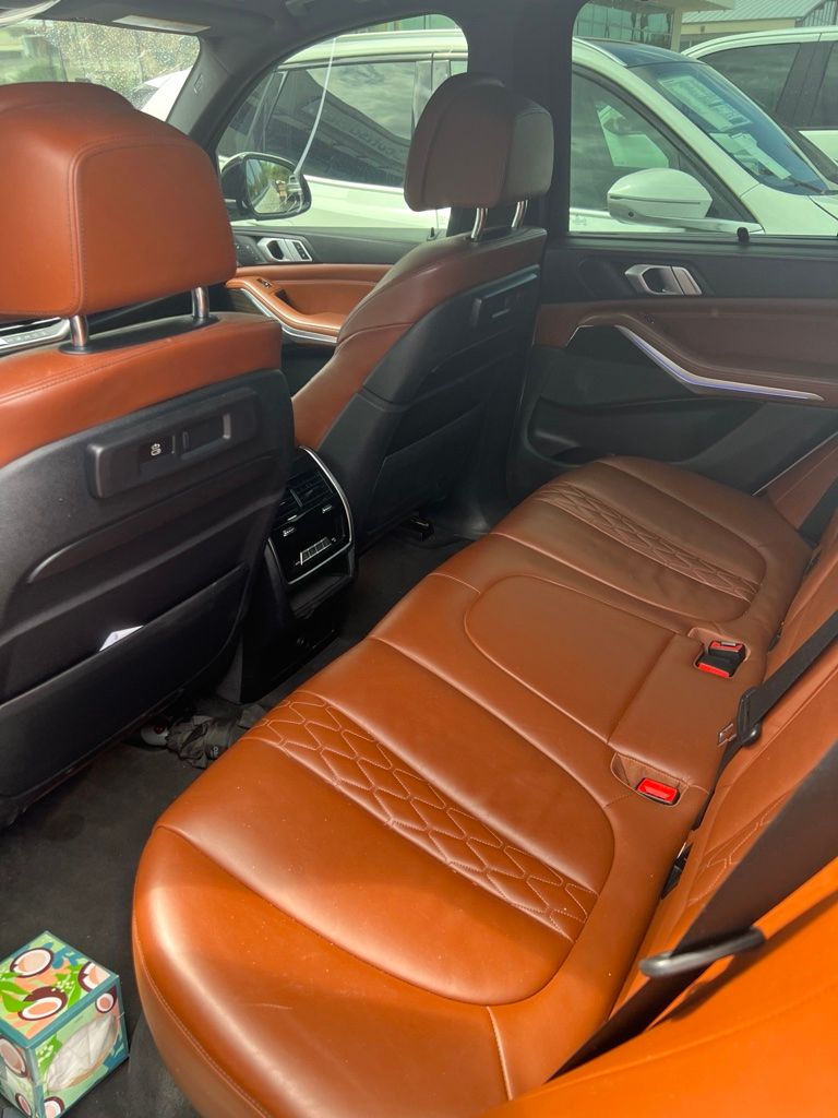 Used 2019 White BMW xDrive40i image 7