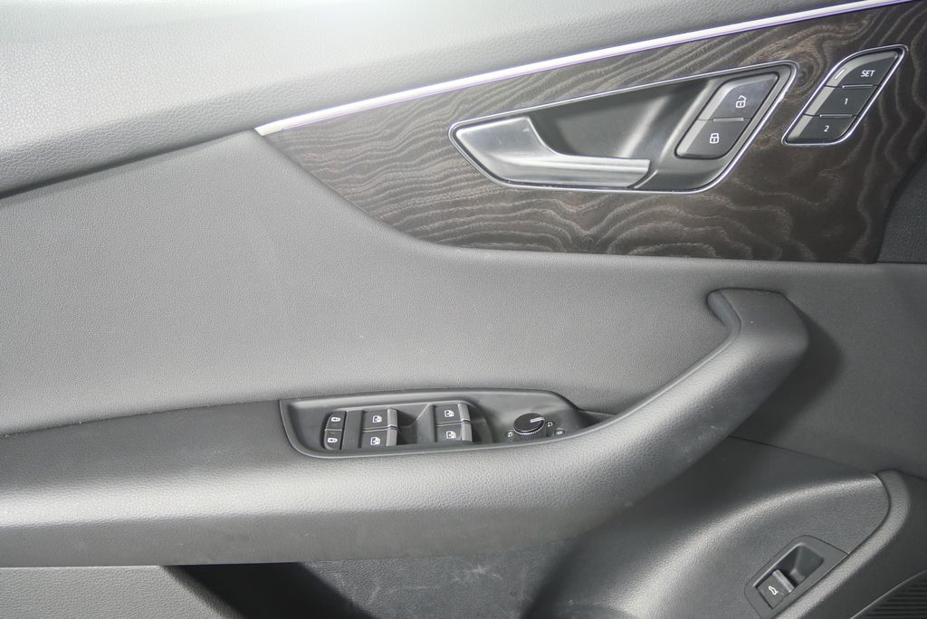 Thumbnail: 2021 Audi Q8 - 9