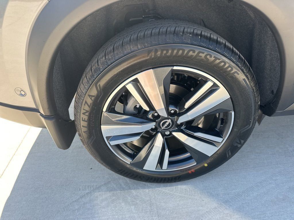 2025 Gun Metallic Nissan Rogue SL FWD SUV
