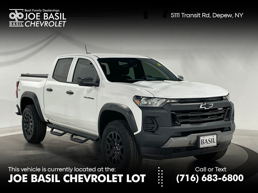 Summit White 2025 Chevrolet Colorado Trail Boss Crew Cab 4WD Pickup Truck Four-Wheel Drive 8-Speed Automatic