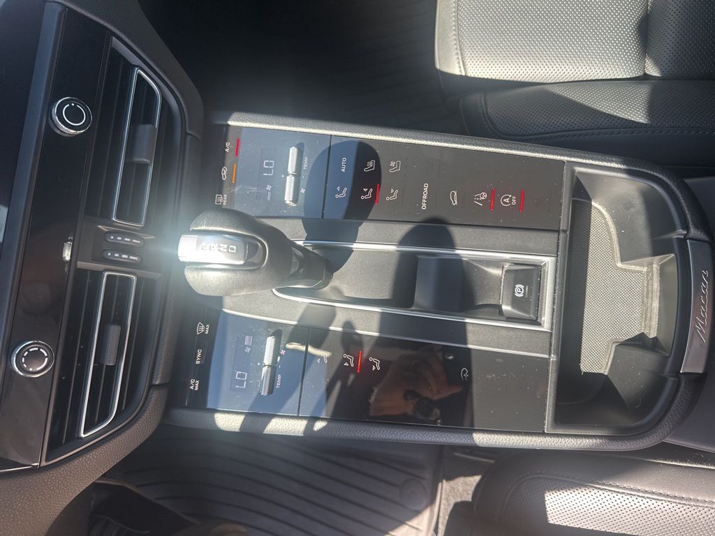 Thumbnail: 2022 Porsche Macan - 22