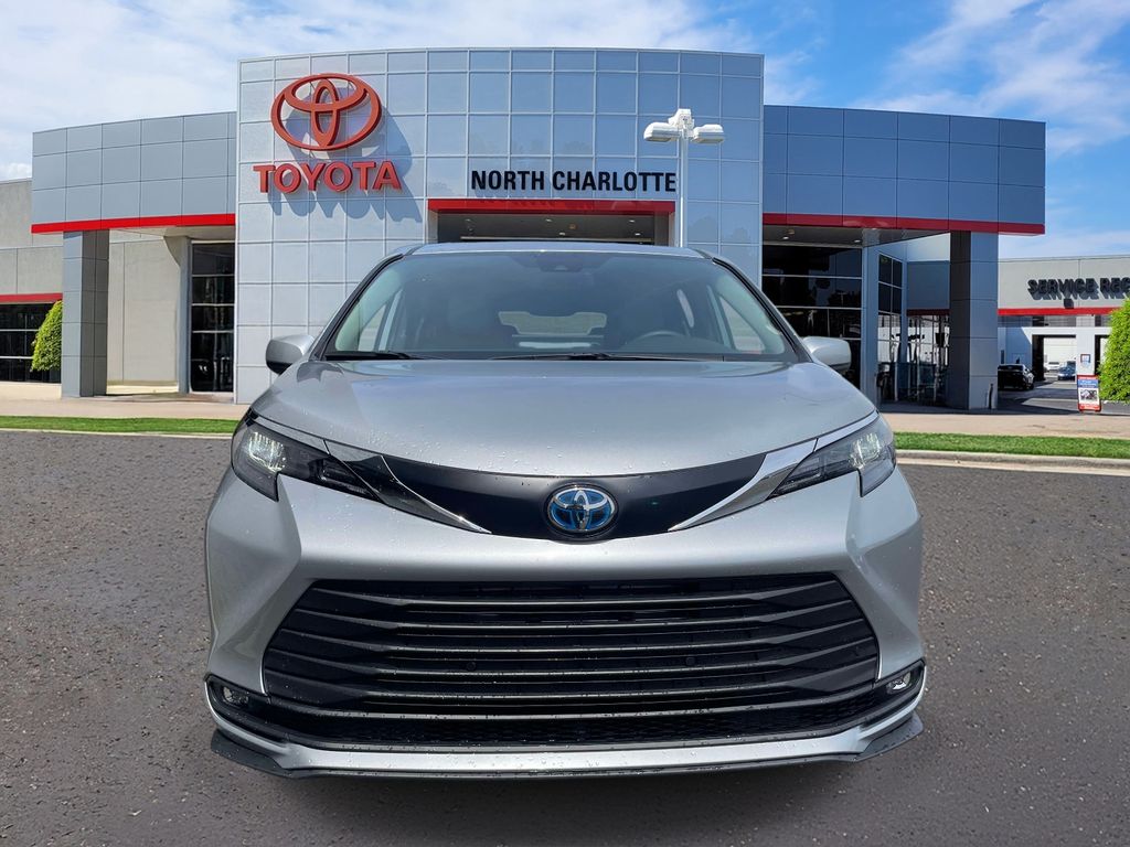 Celestial Silver Metallic 2025 Toyota Sienna XLE 7-Passenger FWD Minivan Front-Wheel Drive Continuously Variable Transmission