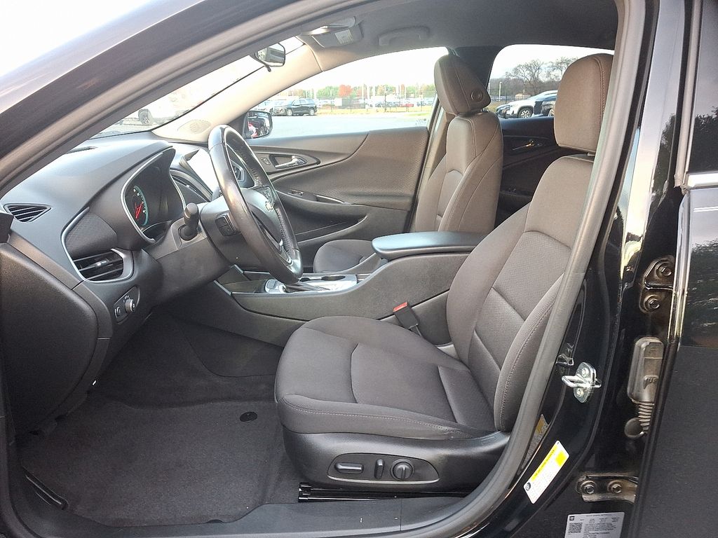 Thumbnail: 2020 Chevrolet Malibu - 12