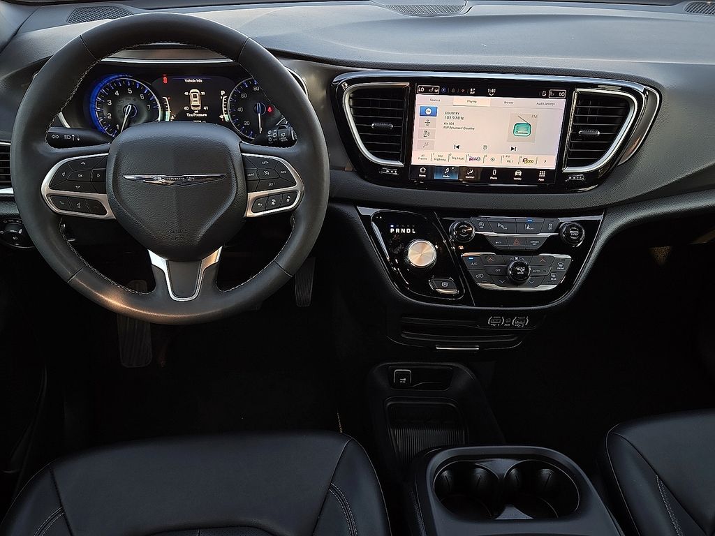Used 2025 Chrysler Pacifica Select For Sale in Farmington, AR