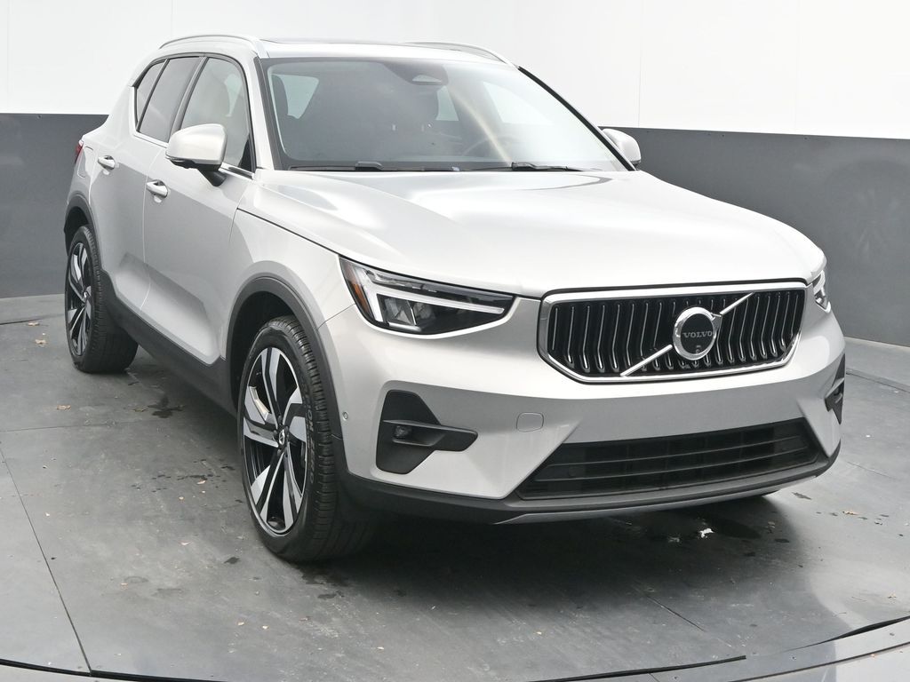 2025 Volvo XC40 B5 Plus Bright Theme AWD