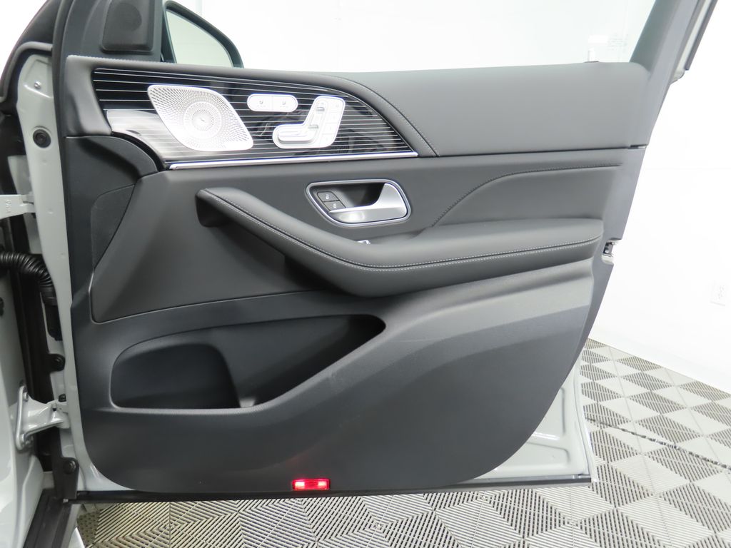 Thumbnail: 2026 Mercedes-Benz GLE - 26