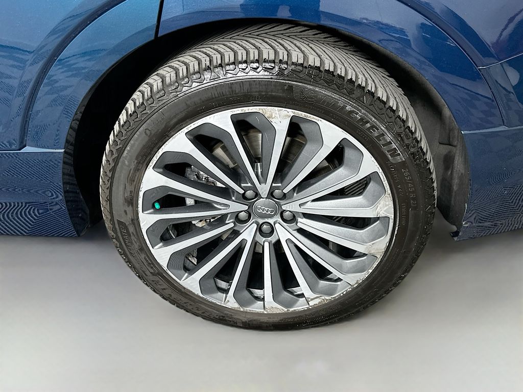 Thumbnail: 2019 Audi e-tron - 32