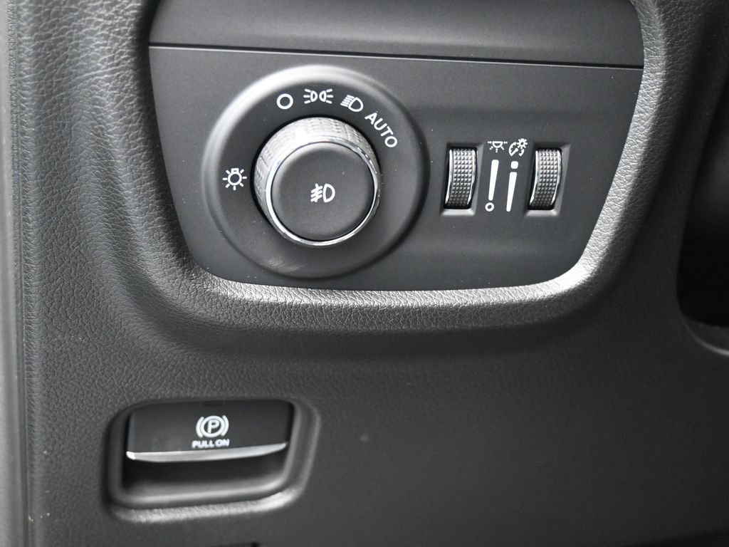 New 2025 Diamond Black Crystal Pearlcoat Jeep Overland image 27