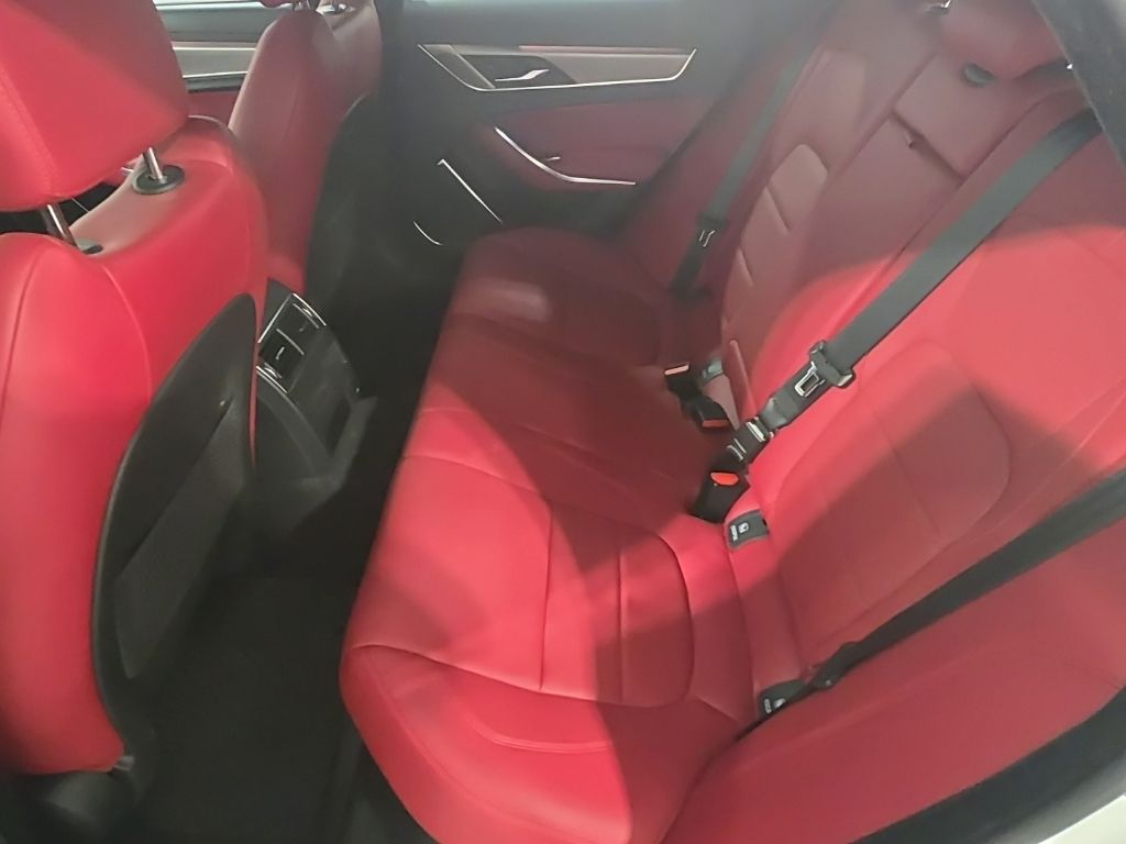 Certified Used 2022  Jaguar R-Dynamic SE image 22