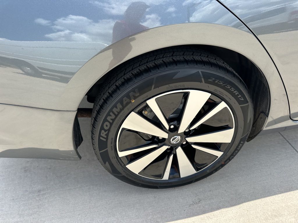 2021 Gun Metallic Nissan Altima 2.5 SV FWD Sedan