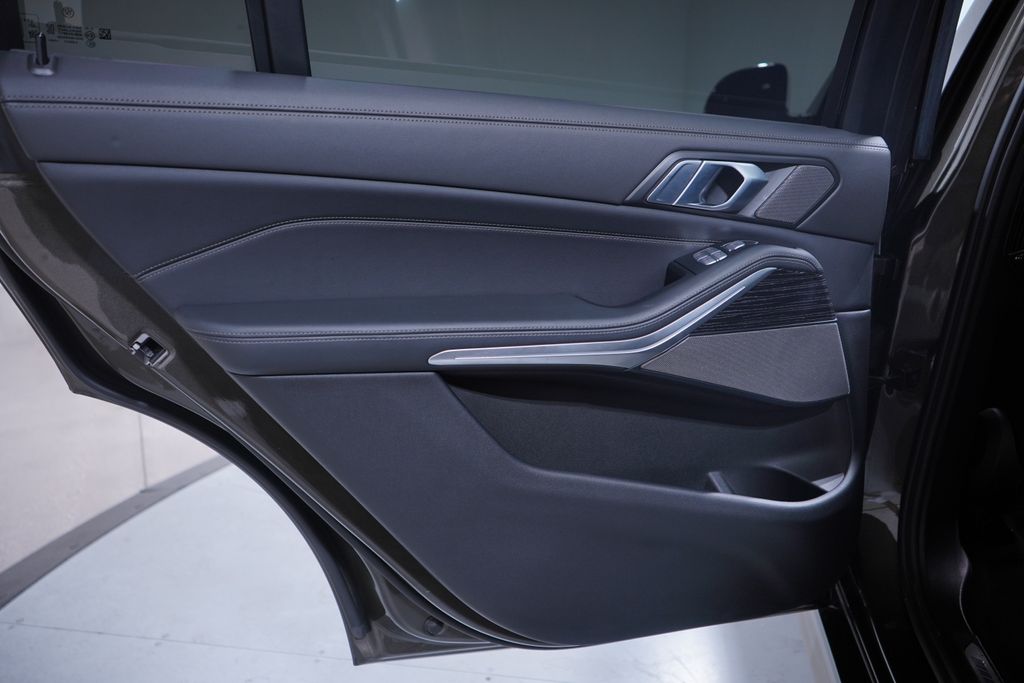 Thumbnail: 2023 BMW X7 - 15