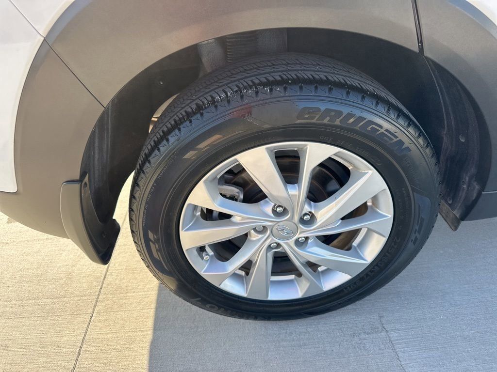 2021 White Cream Hyundai Tucson Value FWD SUV