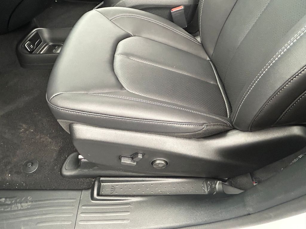 New 2026 Bright White Clearcoat Chrysler Select image 46