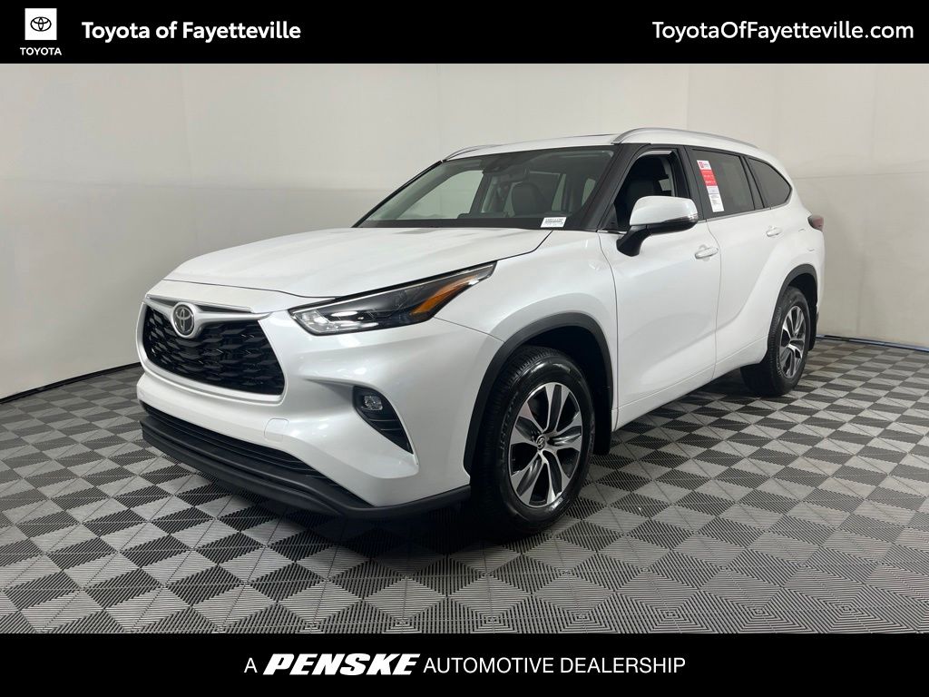 White (Wind Chill Pearl) 2026 Toyota Highlander SUV / Crossover All-Wheel Drive 8-Speed Automatic