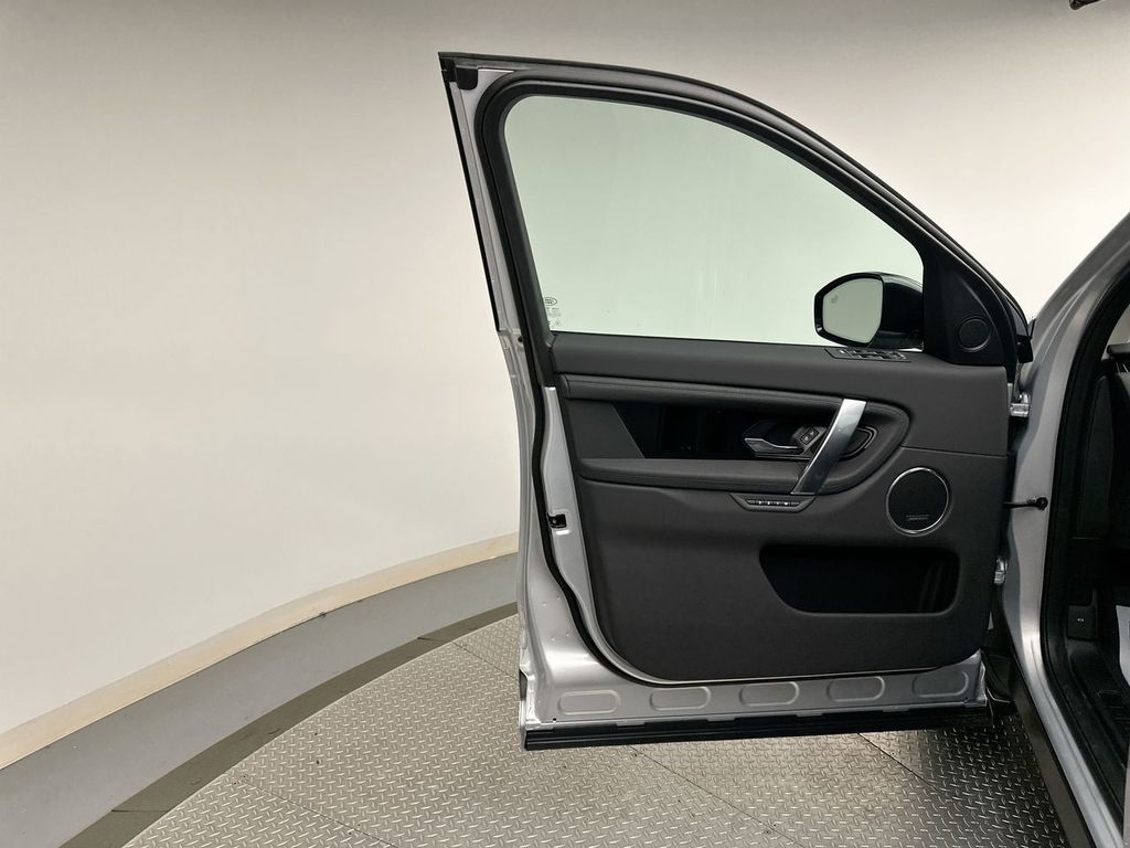 Thumbnail: 2025 Land Rover Discovery Sport - 7