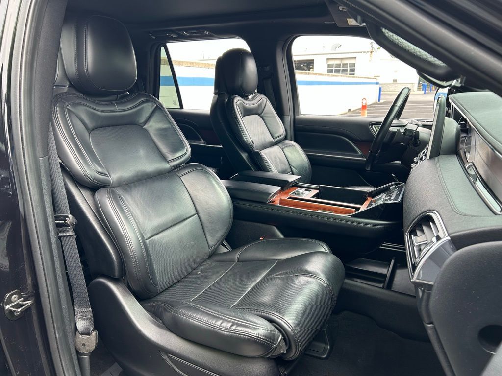 Thumbnail: 2020 Lincoln Navigator - 26